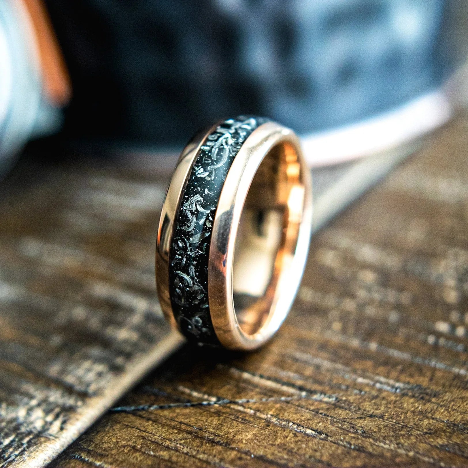Meteoritenring Roségold mit schwarzer Kosmischer Inlay – 8 mm