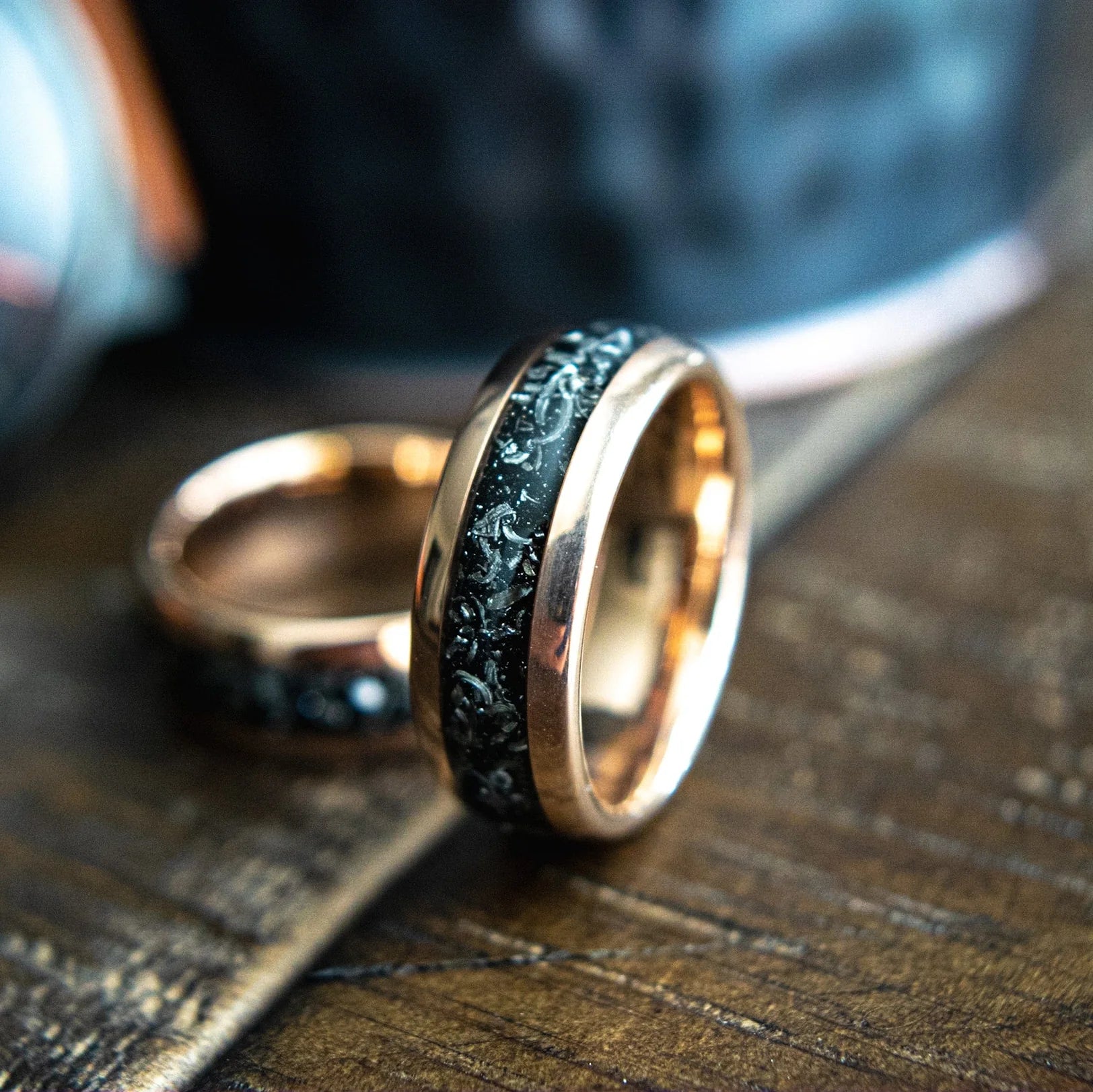 Meteoritenring Roségold mit schwarzer Kosmischer Inlay – 8 mm