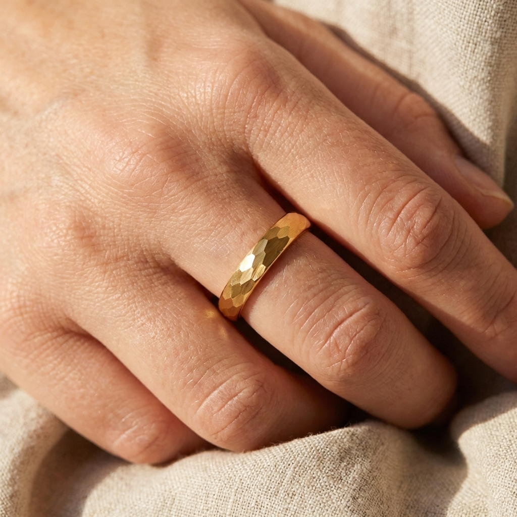 Goldener gehämmerter Wolframring mit Gelbgold 4 mm