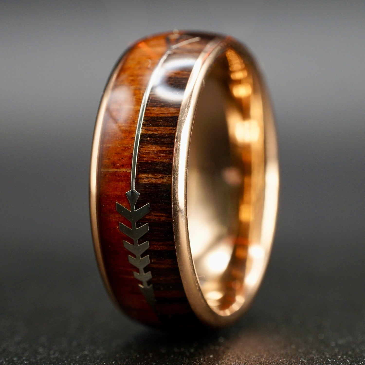 Goldfarbener Wolframring mit Holzeinlage und Pfeilmotiv – 8 mm