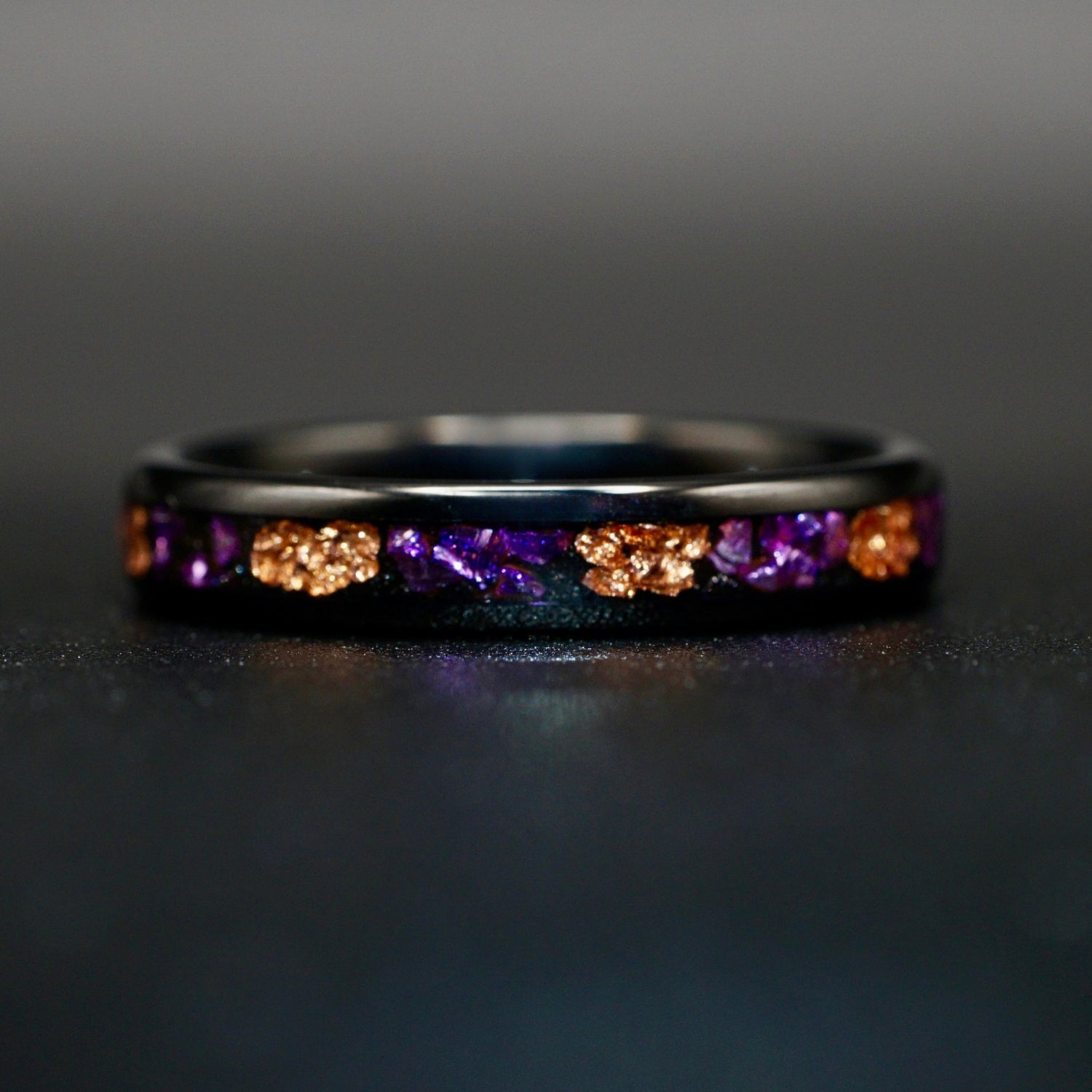 Wolframring mit lila Opal und Blattgold – 4 mm