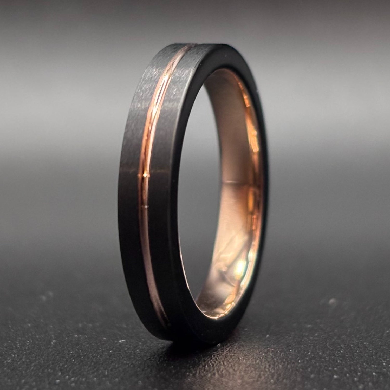 Nachtschimmer – Schwarzer Damenring mit Roségold 8mm, Verlobungsring Damen, Eheringe, Trauringe, Ring für Damen