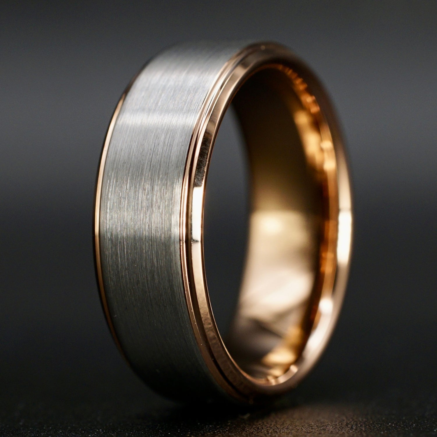 Roségoldener Wolframring für Herren und Damen – Silberne, gebürstete Oberfläche, langlebiger Ehering-Schmuck.