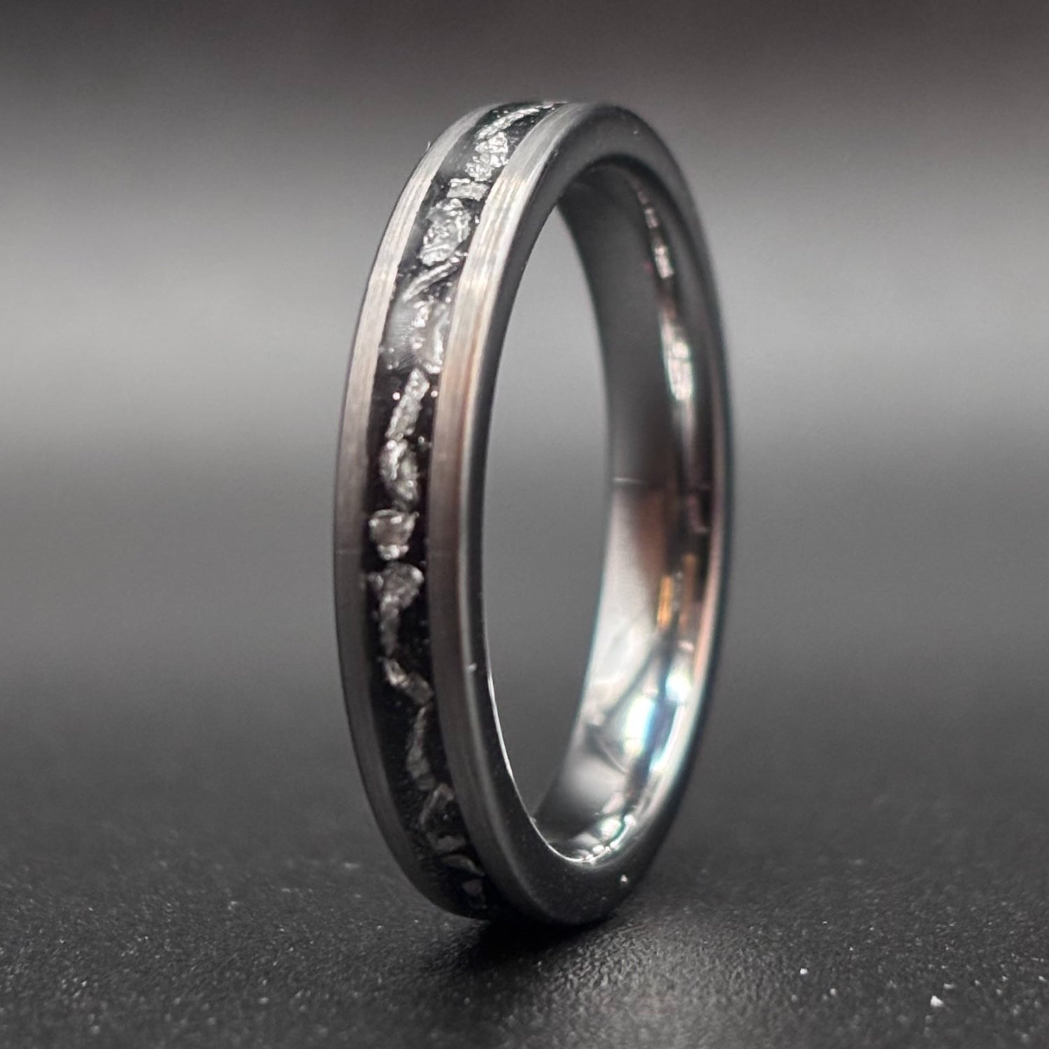 Silberne Partnerringe aus Wolframcarbid mit Meteoriteneinlage – 8 mm & 4 mm