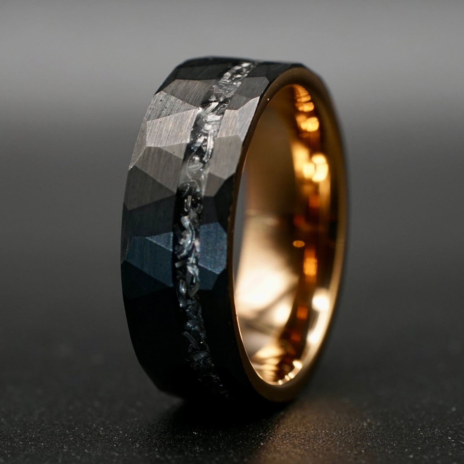 Schwarzer gehämmerter Meteoritenring mit Roségold 8 mm