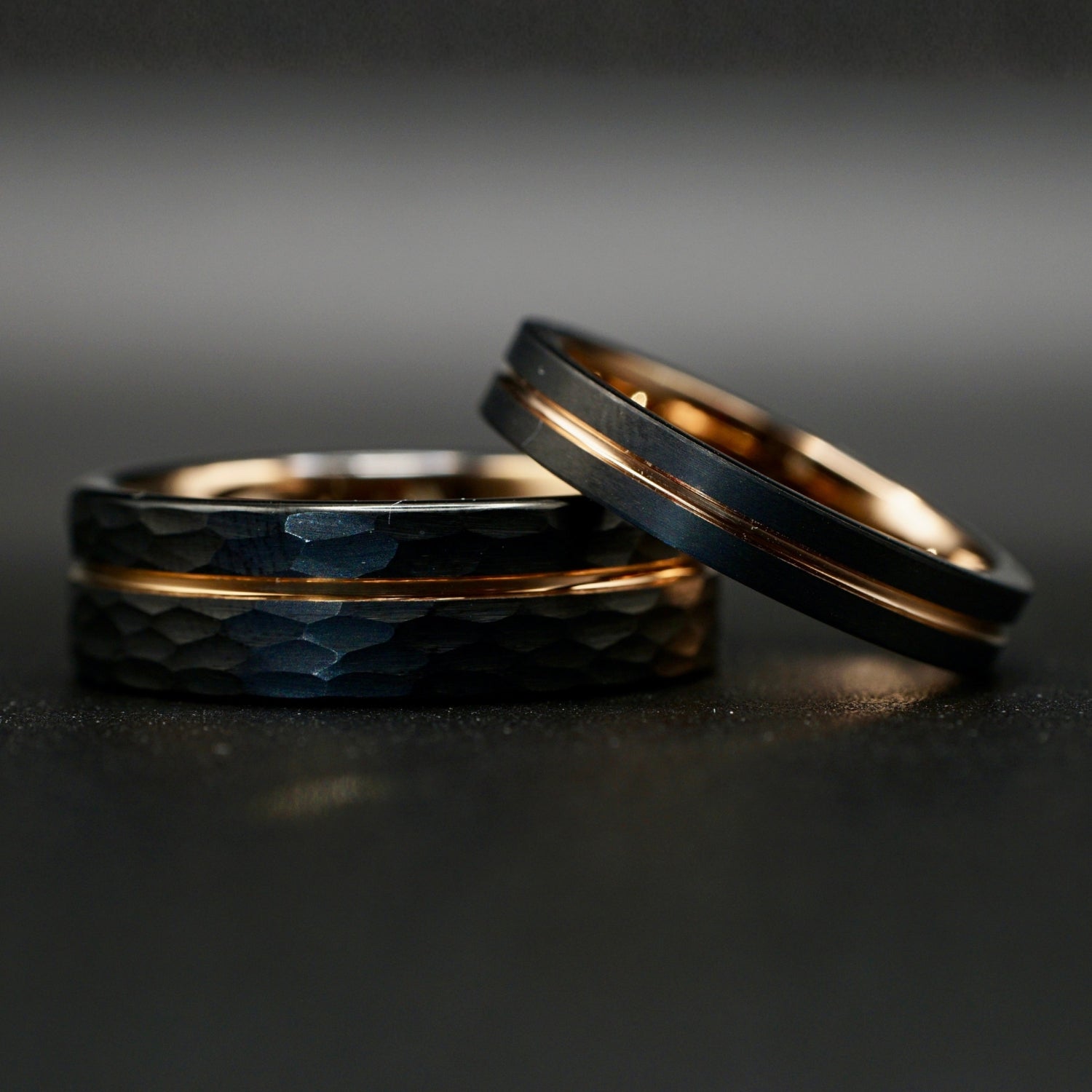 Schwarze Partnerringe aus Wolframcarbid mit Roségold – 8 mm / 4 mm