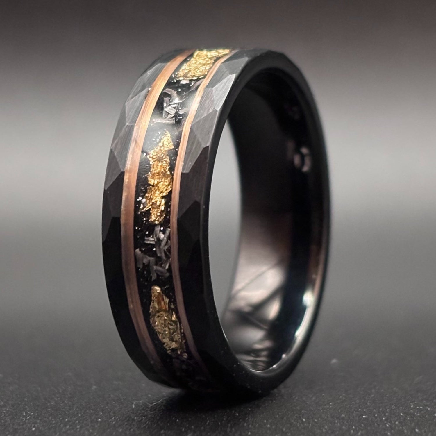 Meteoriten-Hammerschlag-Goldblatt-Ring, Herren-Ehering, schwarzer Hammerschlag-Trauring, Wolfram-Ring, goldener Ring, gehämmerter und gebürsteter Ring, 8 mm