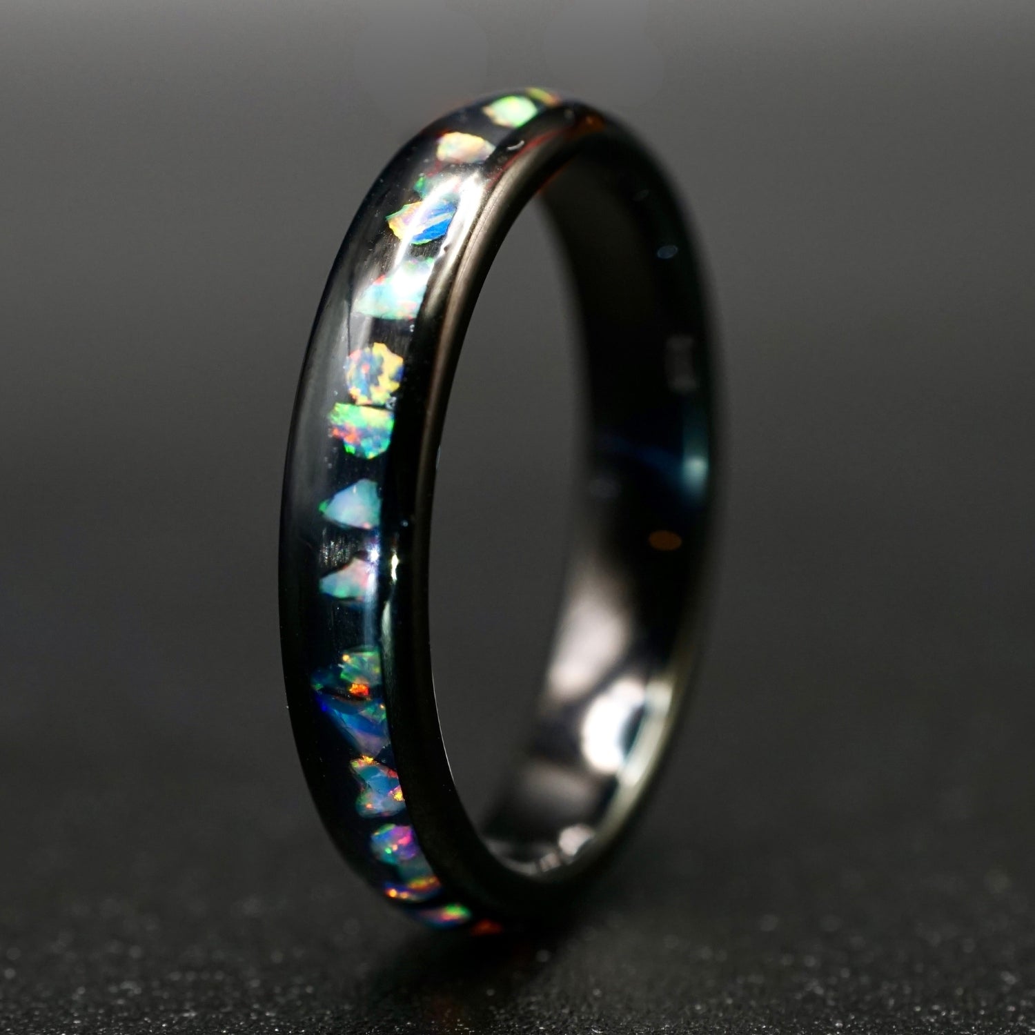 Breiter Kuppelring aus schwarzem Wolframstahl mit eingelegtem Opal für Damen, 4 mm