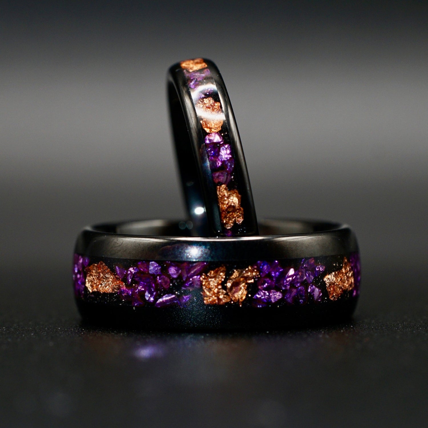 Wolframring mit lila Opal und Blattgold – 4 mm/8mm