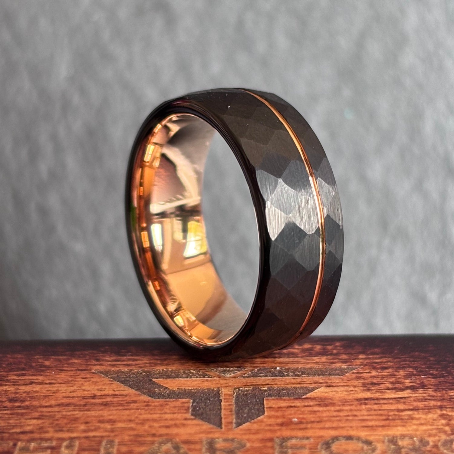 Helios Ring – Exklusiver Verlobungsring & Ehering mit Diamant-Rhombus-Muster und Roségold-Linie | Edle Trauringe für Damen & Herren