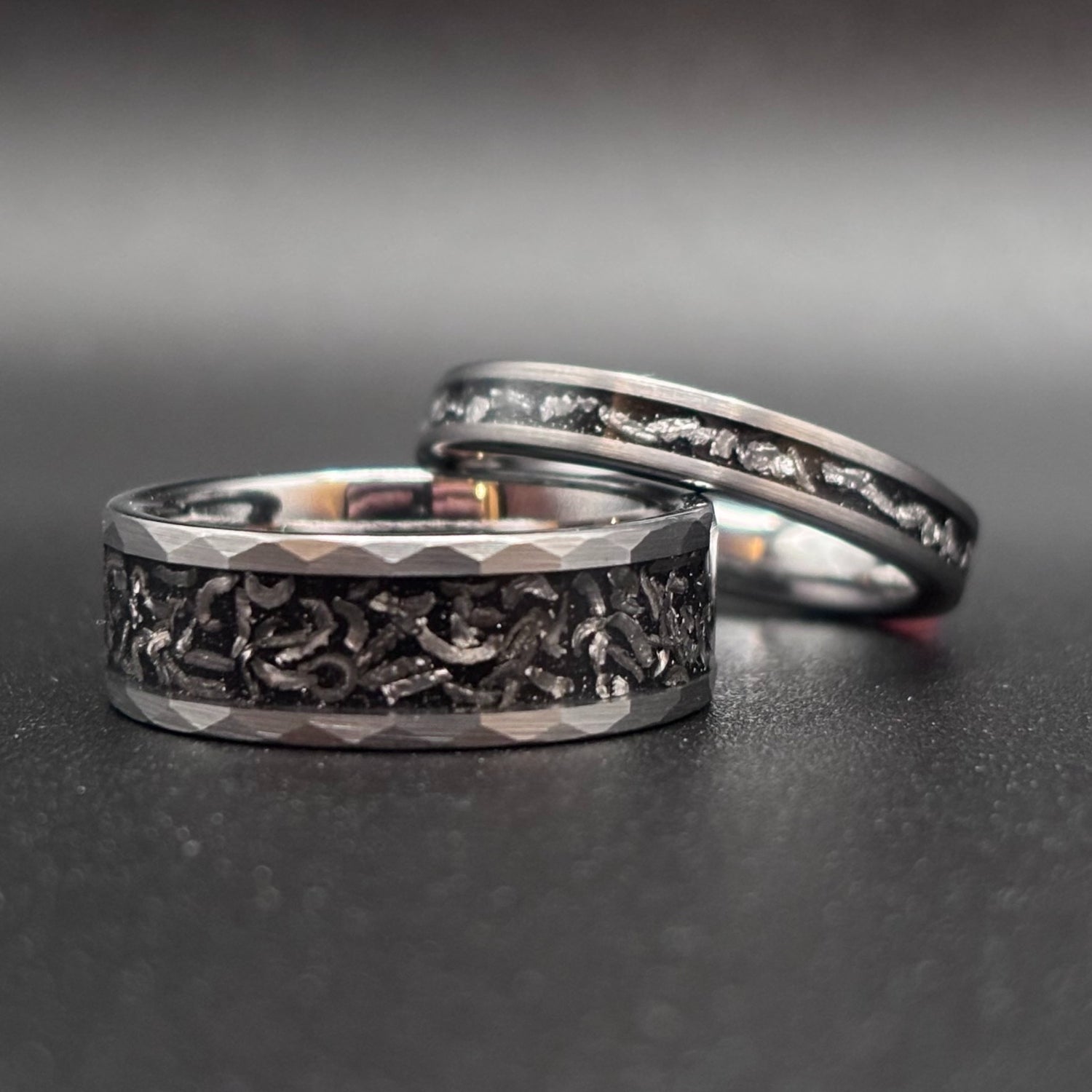 Silberne Partnerringe aus Wolframcarbid mit Meteoriteneinlage – 8 mm & 4 mm