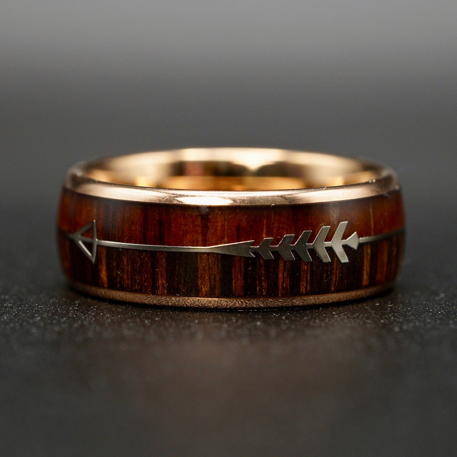 Goldfarbener Wolframring mit Holzeinlage und Pfeilmotiv – 8 mm