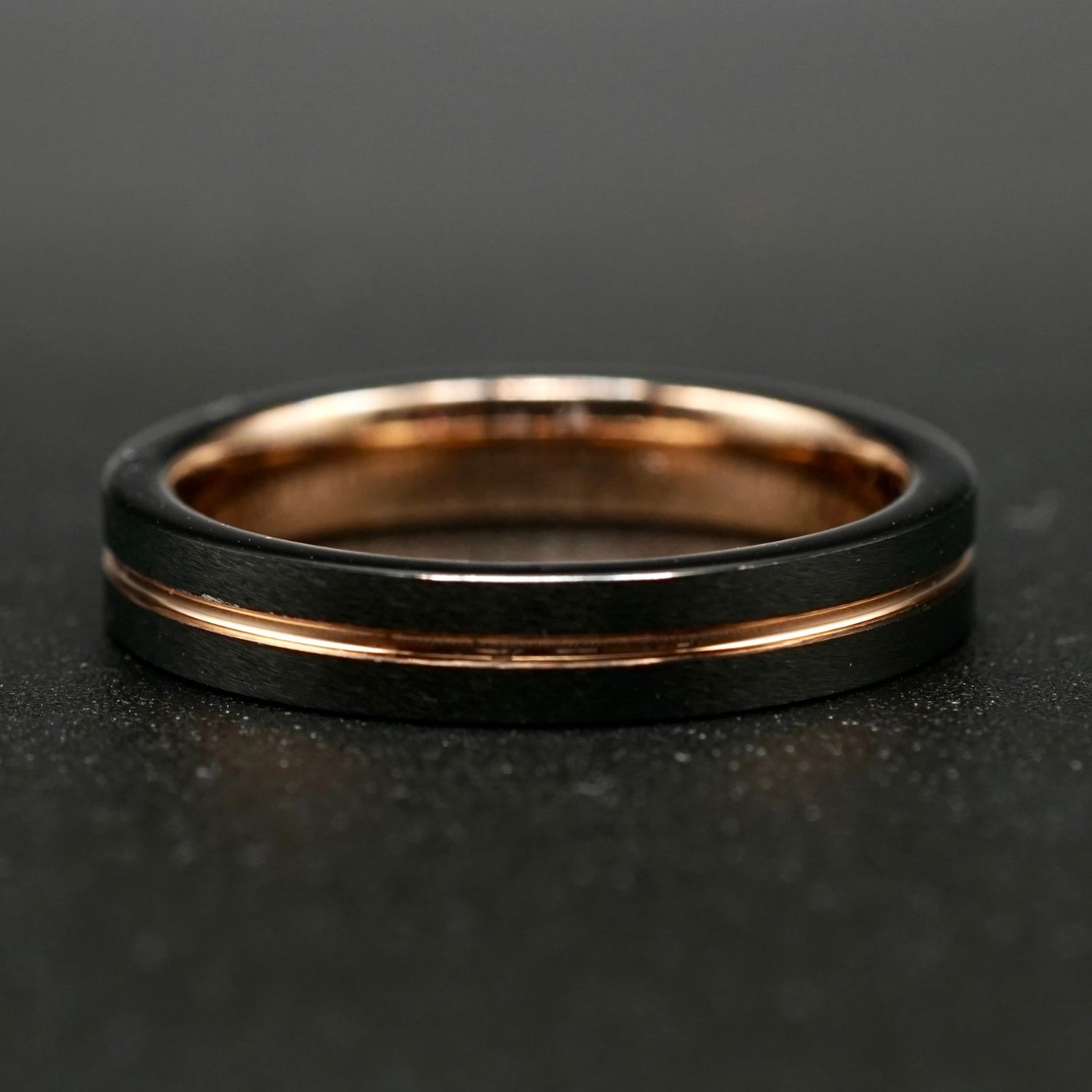 Nachtschimmer – Schwarzer Damenring mit Roségold 4mm
