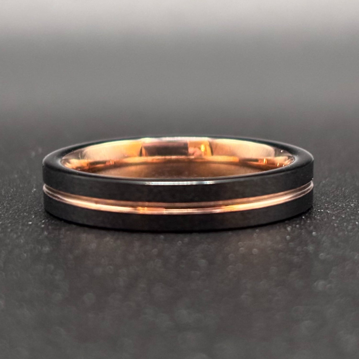 Nachtschimmer – Schwarzer Damenring mit Roségold 4mm