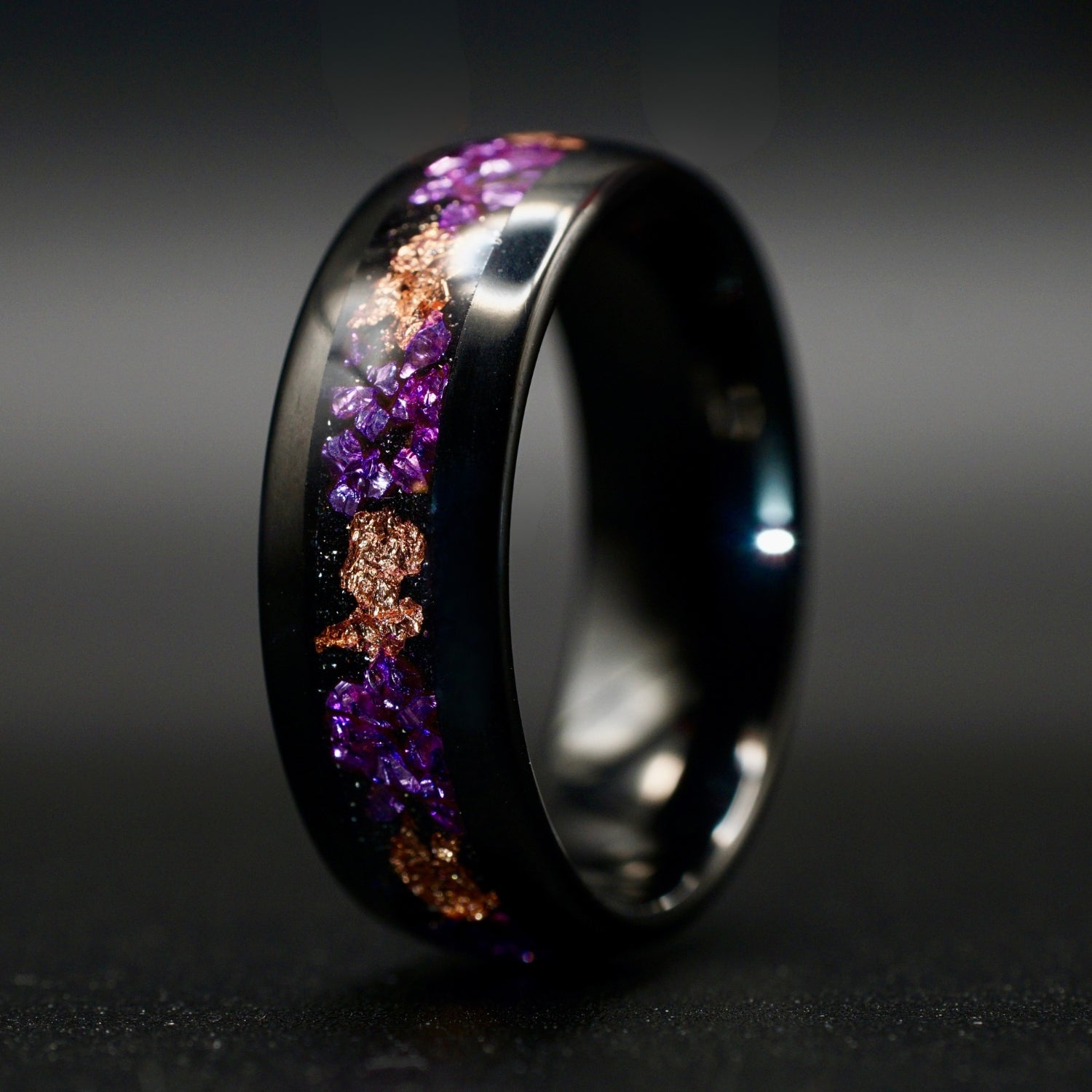 Wolframring mit lila Opal und Blattgold – 8 mm
