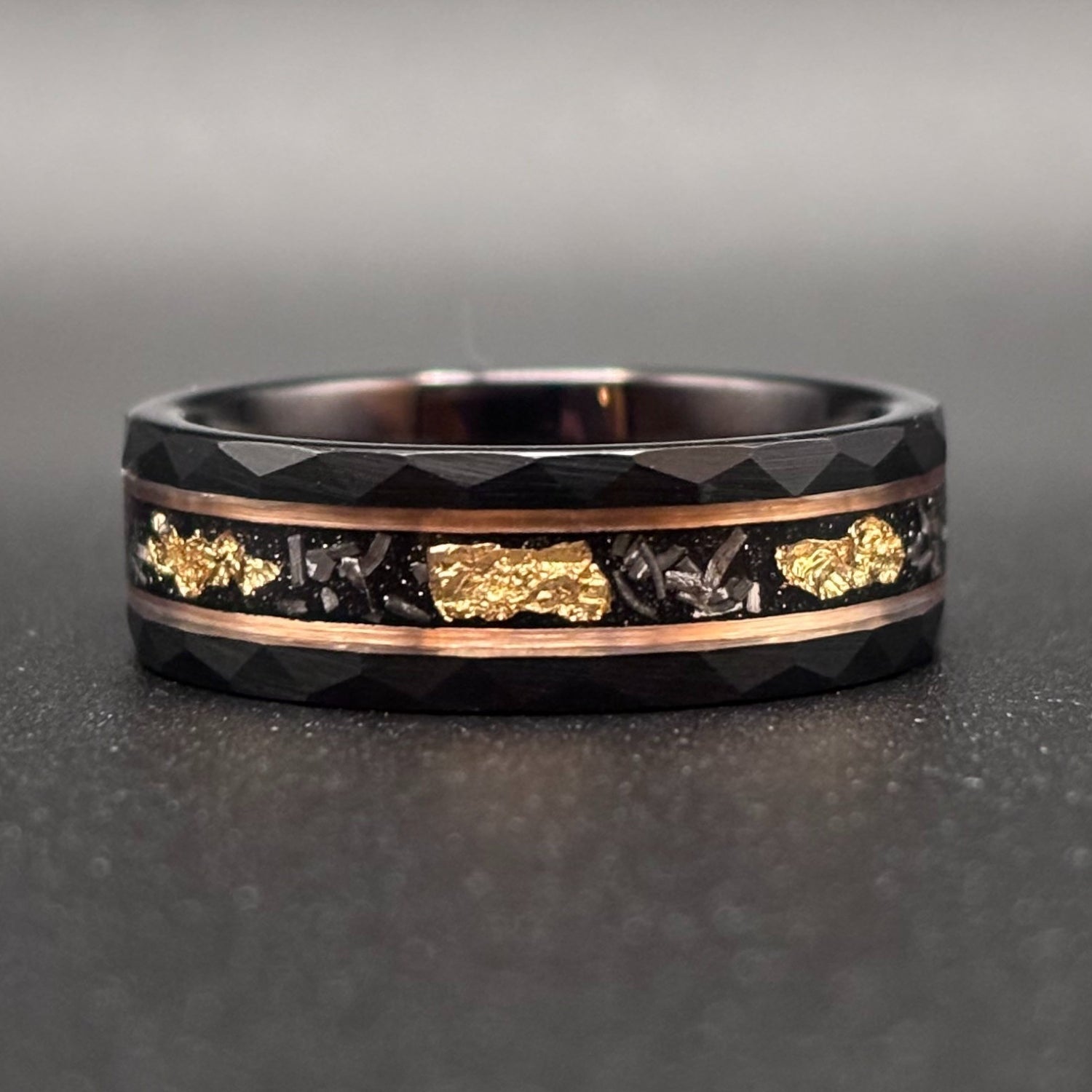 Schwarzer gehämmerter Meteoritenring mit Blattgold 8 mm