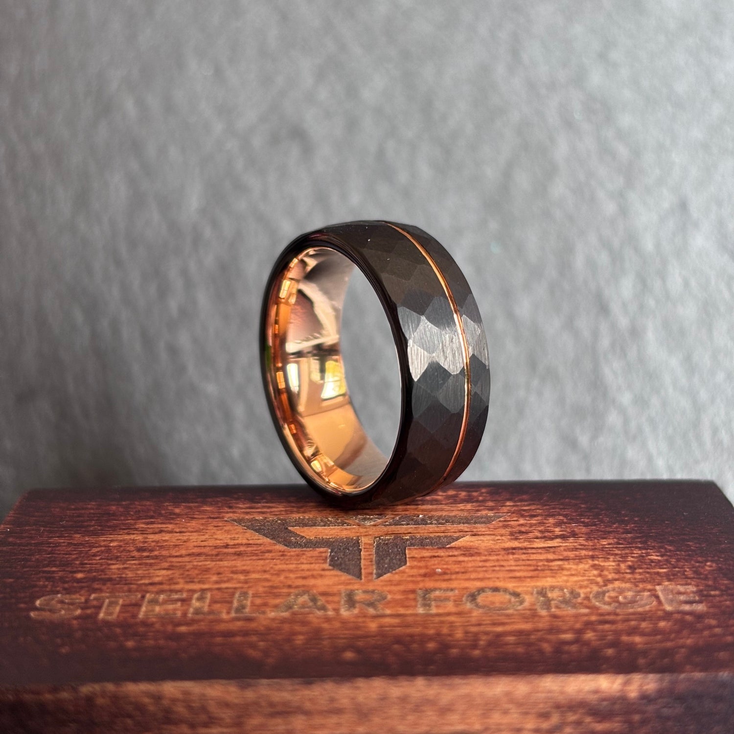 Helios Ring – Exklusiver Verlobungsring & Ehering mit Diamant-Rhombus-Muster und Roségold-Linie | Edle Trauringe für Damen & Herren