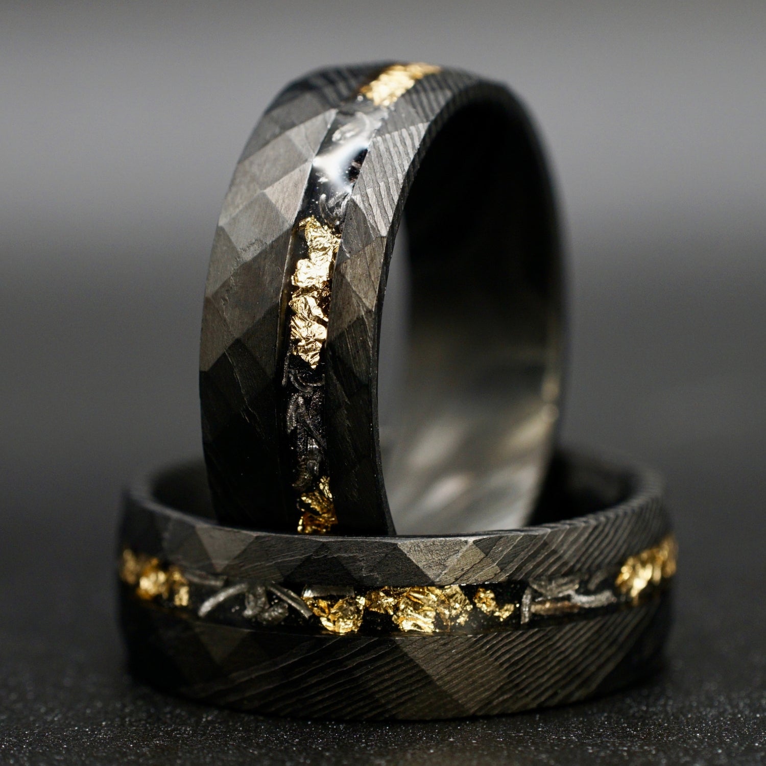 Schwarzer Wolframring mit Damast-Optik, Meteoriteneinlage und Goldakzent – 8 mm
