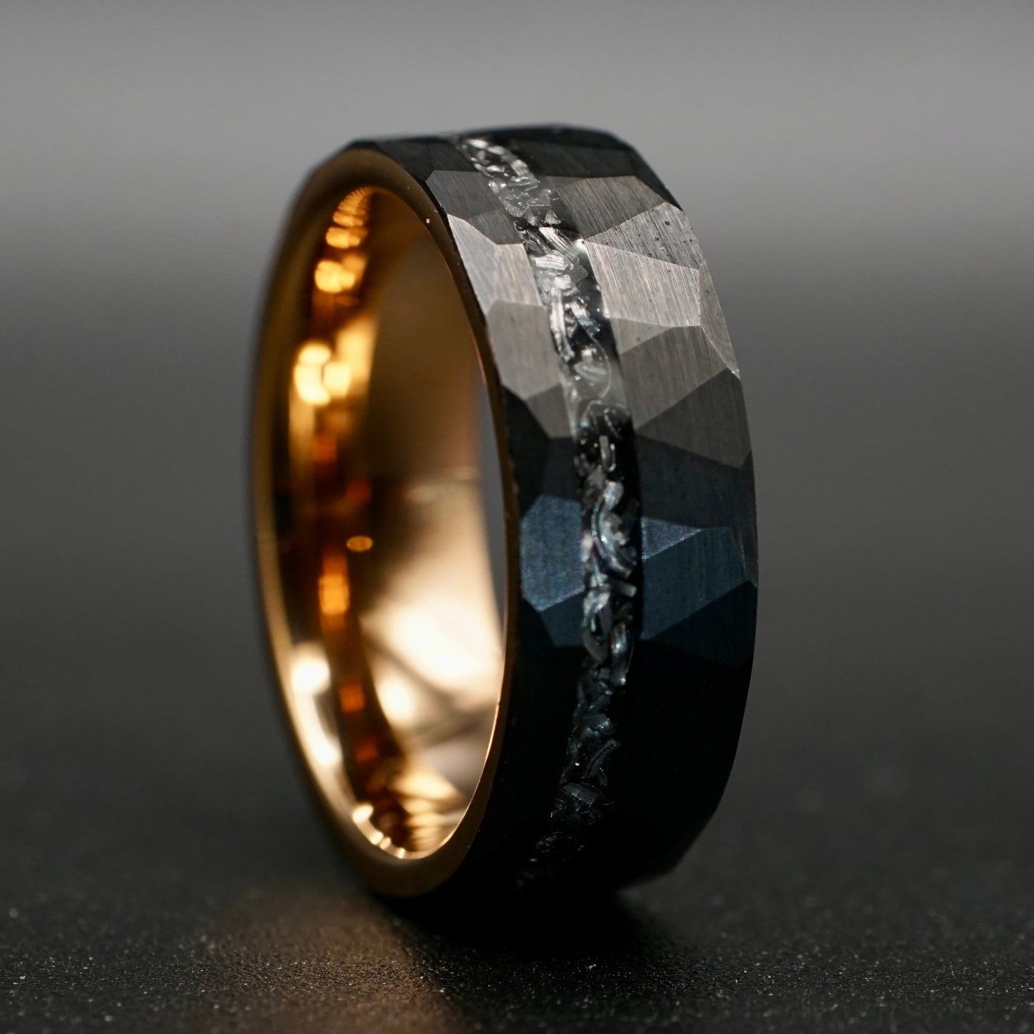 Schwarzer gehämmerter Meteoritenring mit Roségold 8 mm