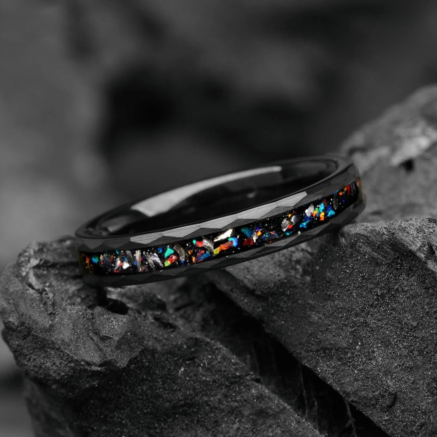 Schwarzer Meteoritenring mit Galaxie-Opal – 4 mm