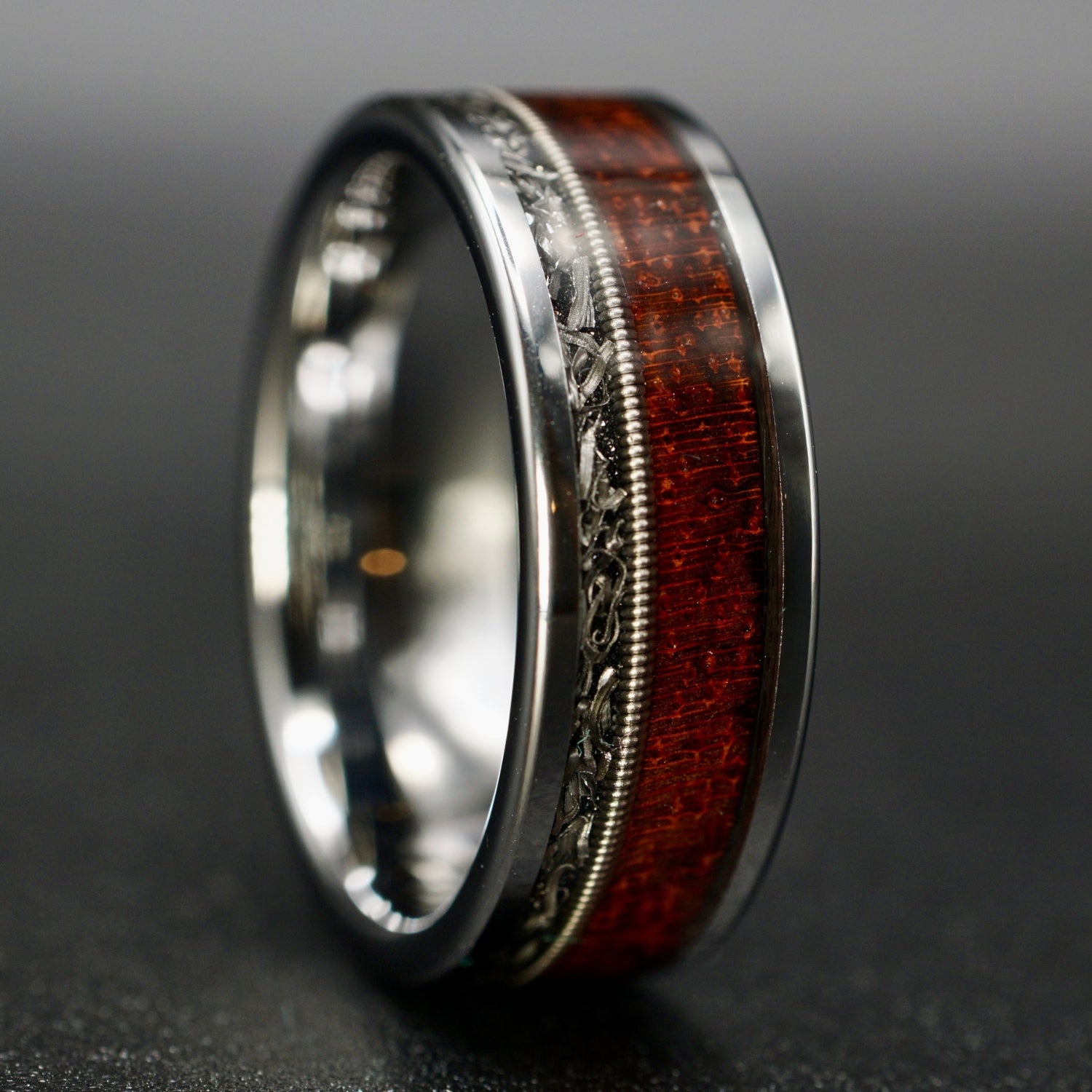 Silbernes Wolfram Ring mit Holz, Meteorit & Gitarrensaite 8 mm