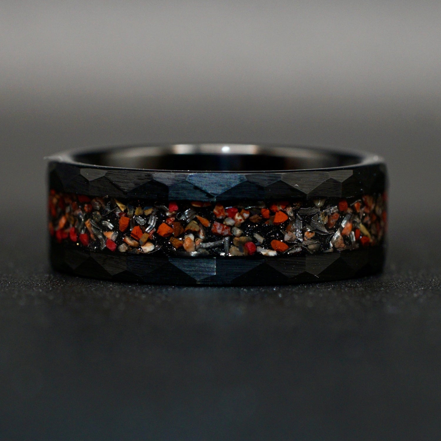 Schwarzer gehämmerter Meteoritenring mit Dinosaurierknochen – 8mm