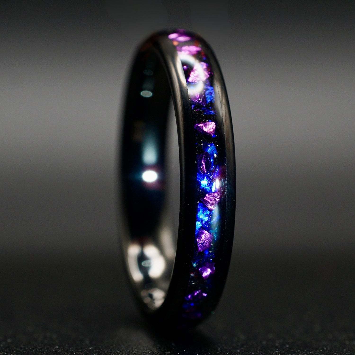 Wolframring mit lila Opal – 4 mm