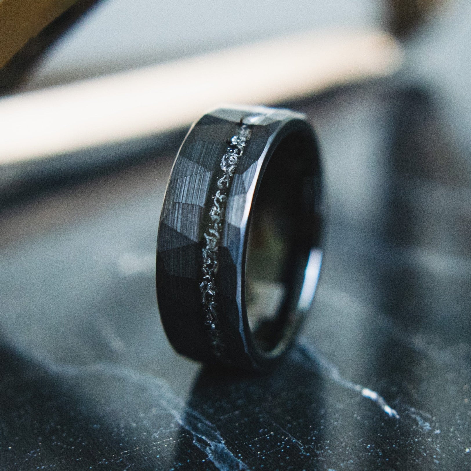 Schwarzer gehämmerter Meteoritenring 8mm, Verlobungsring, Eheringe, Trauringe, Ring für Mann
