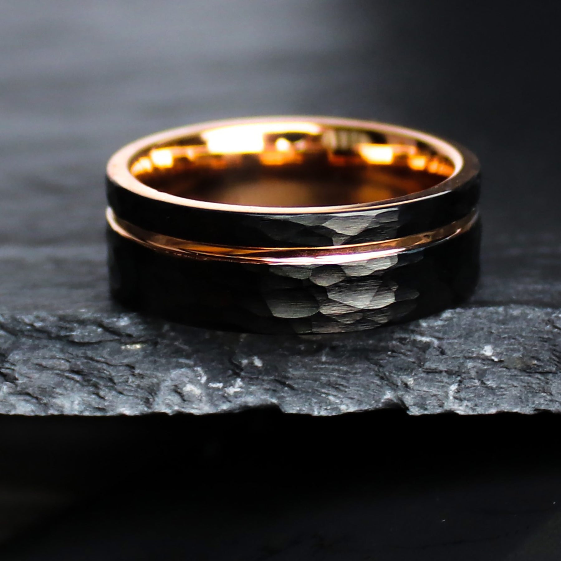 Hammerglanz - Schwarzer gehämmerter Ring mit Roségold 8mm, Verlobungsring Mann, Eheringe, Trauringe, Ring für Mann