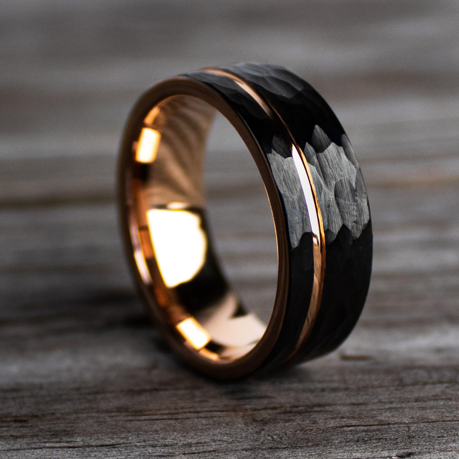 Hammerglanz - Schwarzer gehämmerter Ring mit Roségold 8mm, Verlobungsring Mann, Eheringe, Trauringe, Ring für Mann