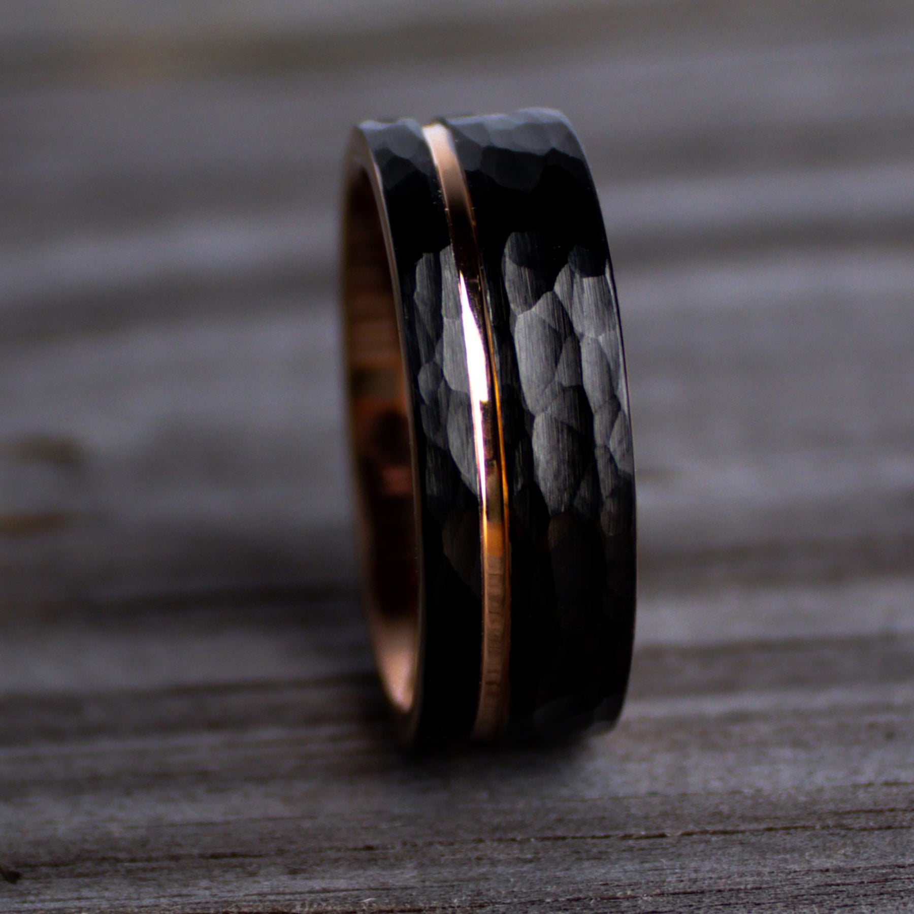 Hammerglanz - Schwarzer gehämmerter Ring mit Roségold 8mm, Verlobungsring Mann, Eheringe, Trauringe, Ring für Mann