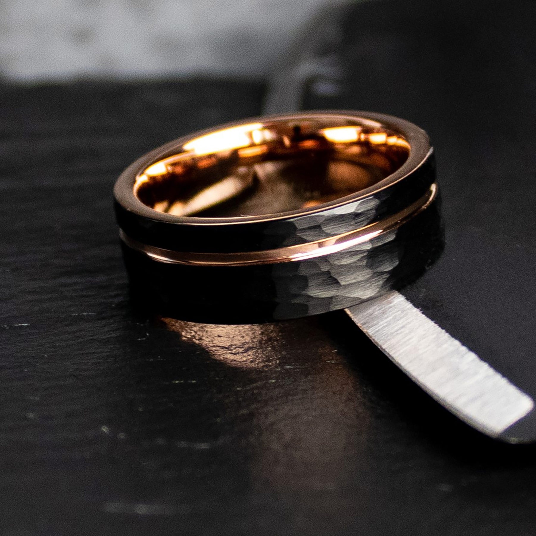 Hammerglanz - Schwarzer gehämmerter Ring mit Roségold 8mm, Verlobungsring Mann, Eheringe, Trauringe, Ring für Mann