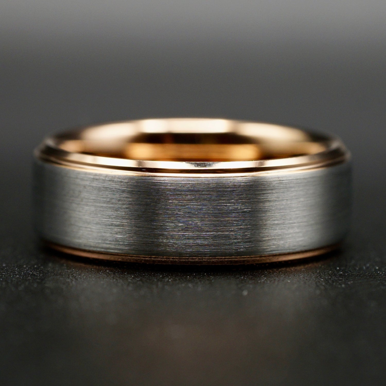 Roségoldener Wolframring für Herren und Damen – Silberne, gebürstete Oberfläche, langlebiger Ehering-Schmuck.