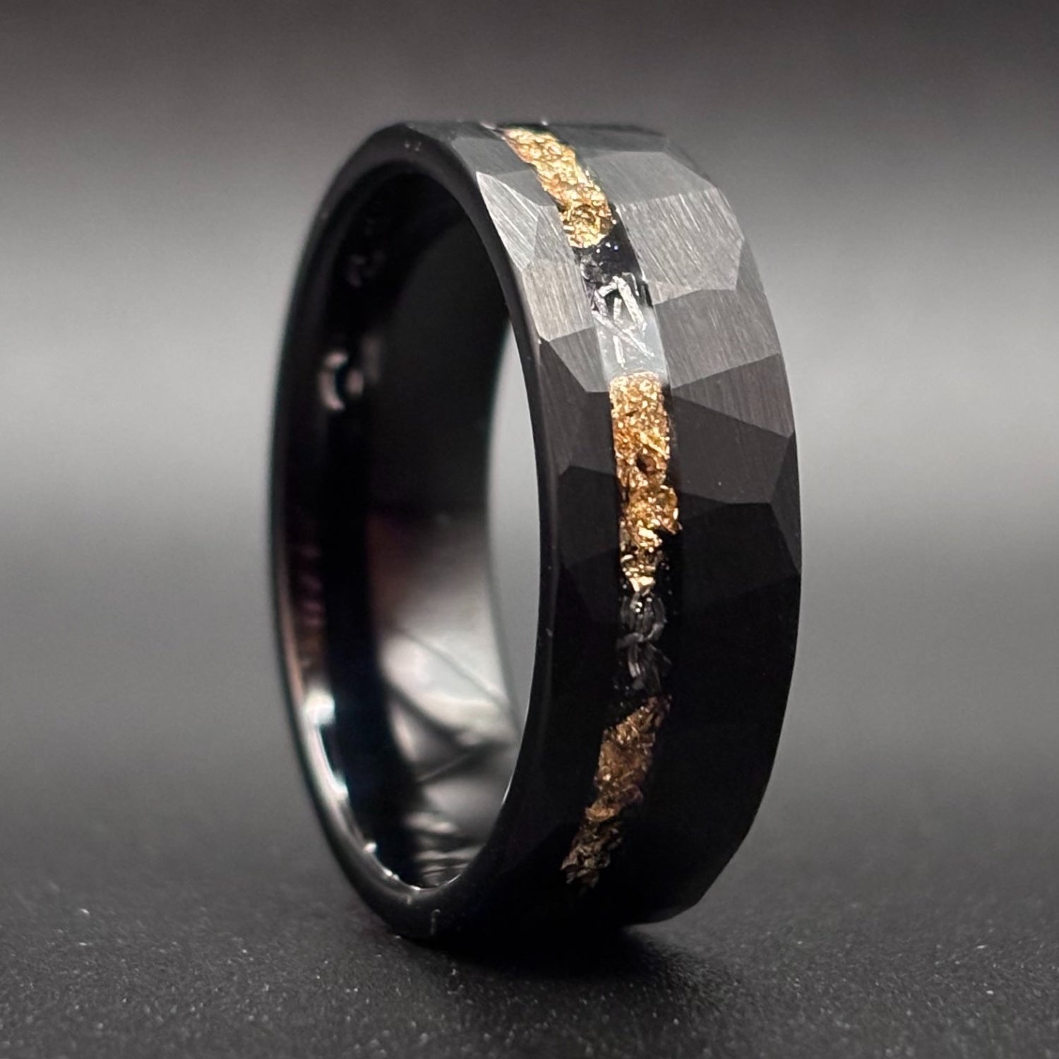 Schwarzer Meteoritenring mit Goldfolien-Einlage 8 mm