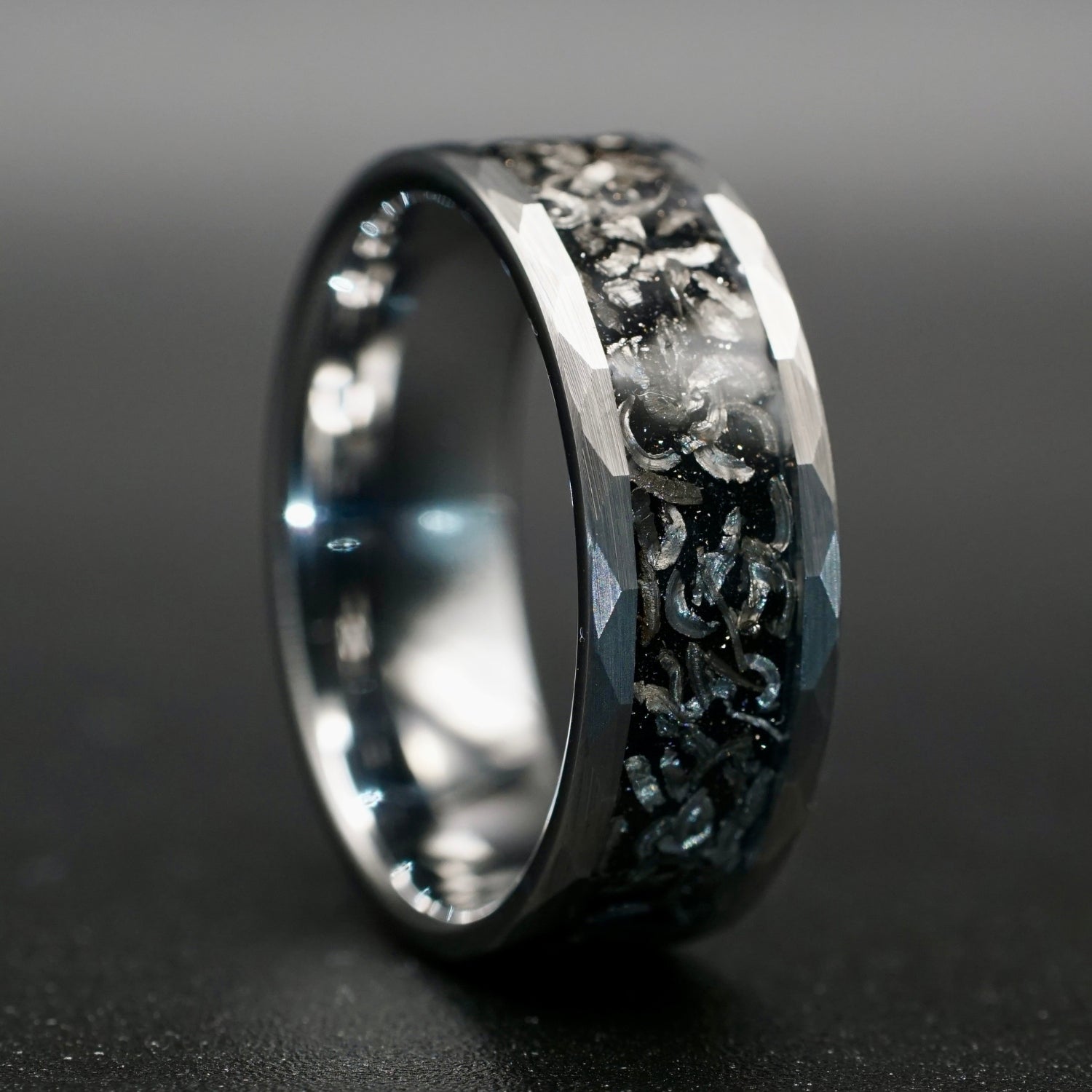Silbernes Ring mit Meteoriteneinlage 8 mm
