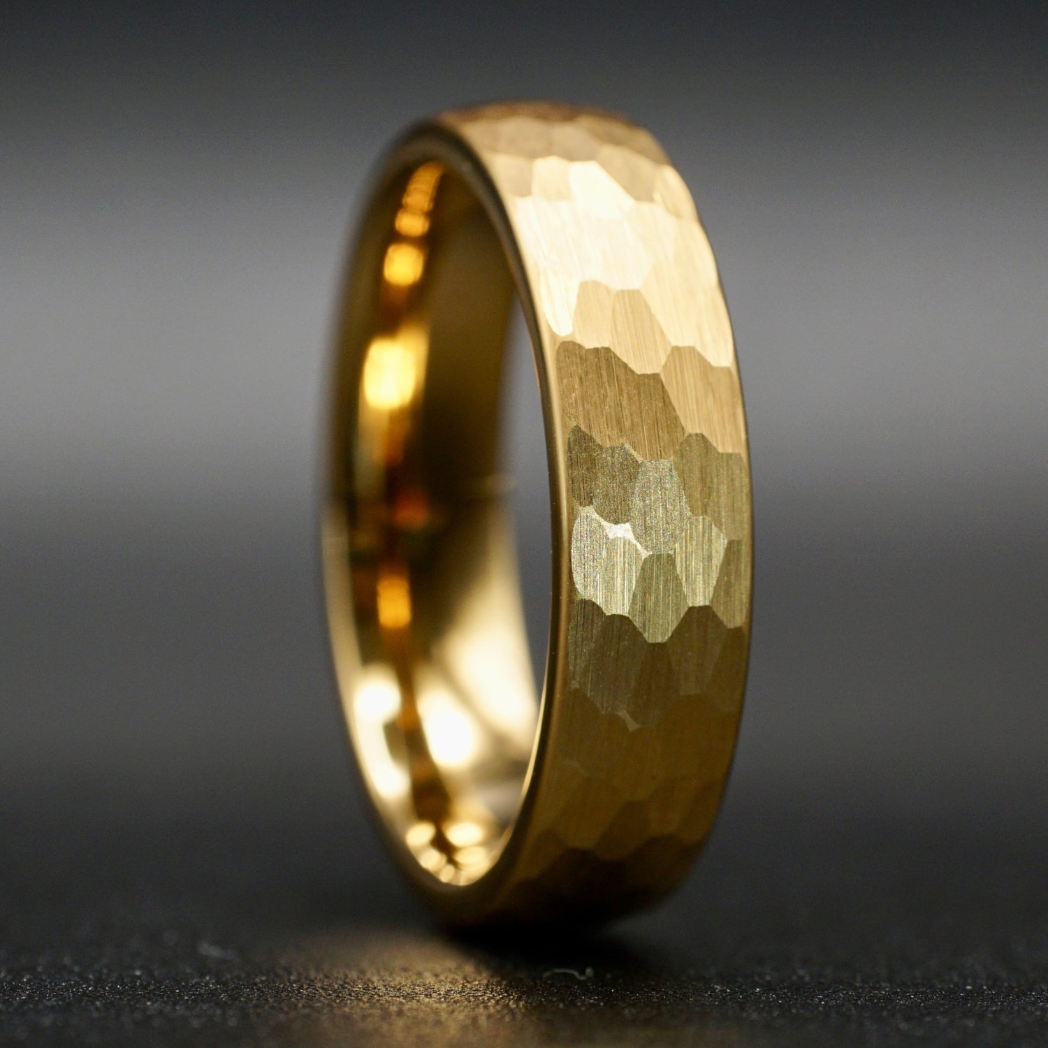 Goldener gehämmerter Wolframring mit Gelbgold 6 mm