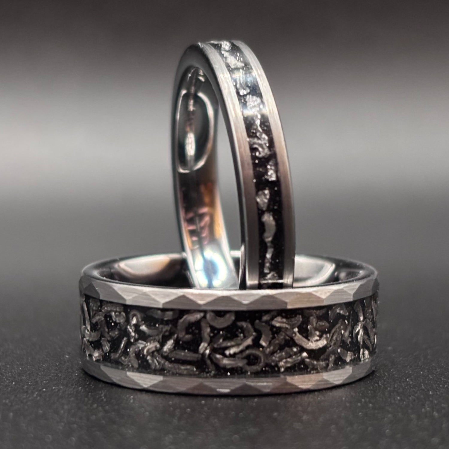 Silberne Partnerringe aus Wolframcarbid mit Meteoriteneinlage – 8 mm & 4 mm