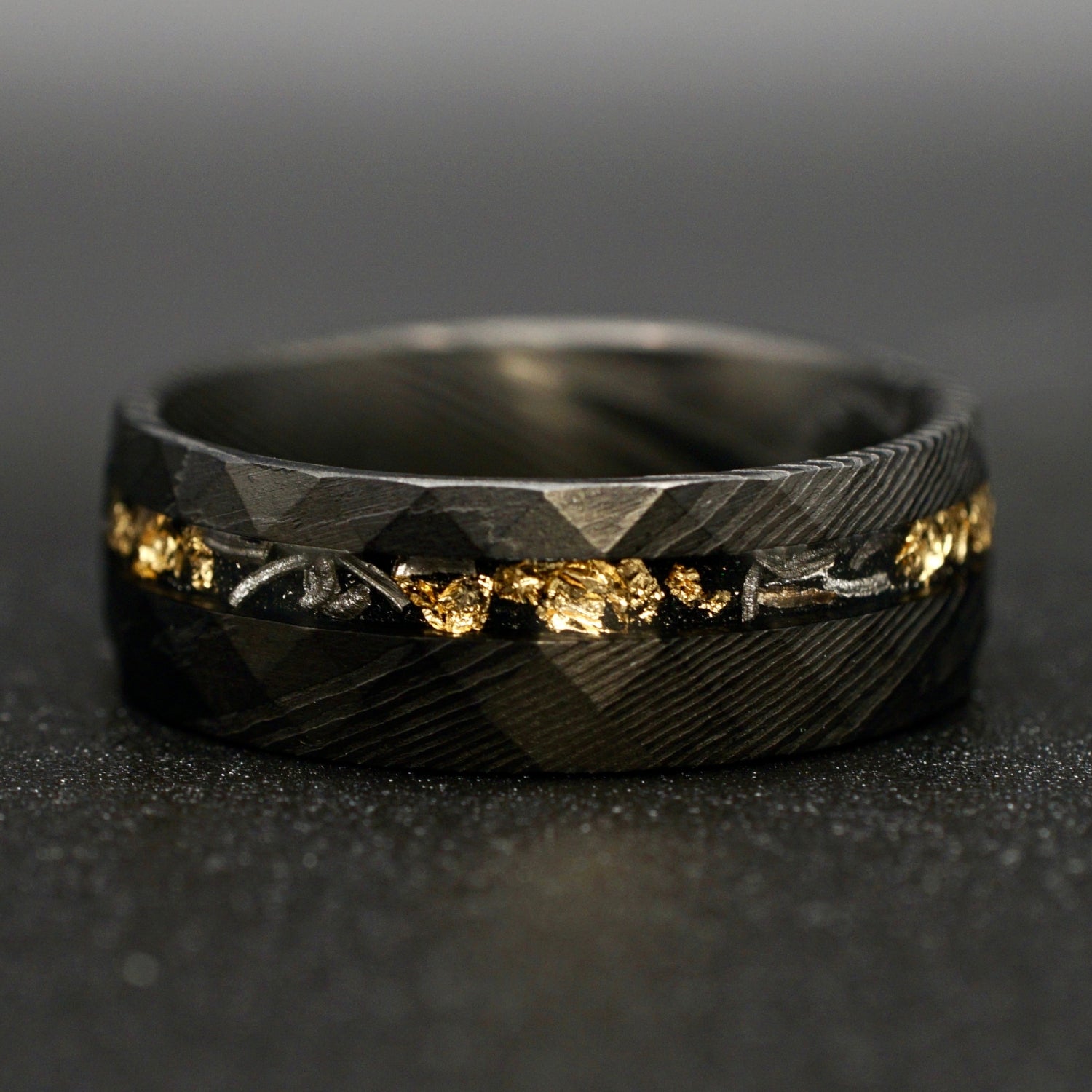 Schwarzer Wolframring mit Damast-Optik, Meteoriteneinlage und Goldakzent – 8 mm