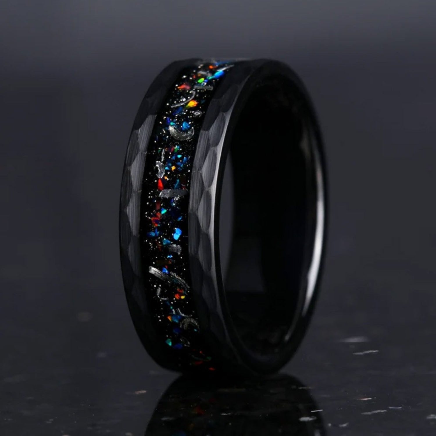 Meteoriten-Galaxie-Opal-Ehering, Schwarzer Wolframring 8 mm, Gehämmert, Flach, Matt Gebürstet, Authentischer Meteoritenring, Einzigartiger Ring
