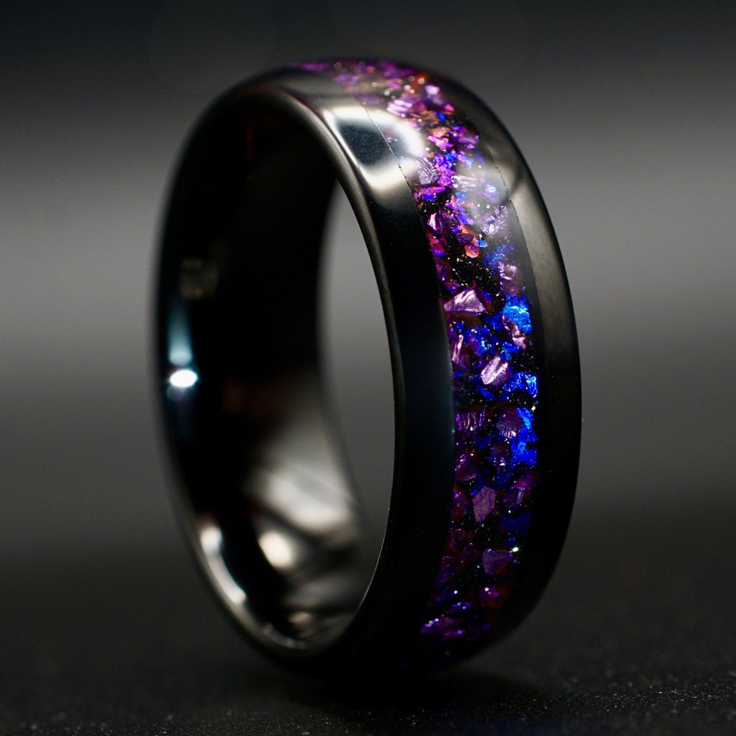 Wolframring mit lila Opal – 8 mm