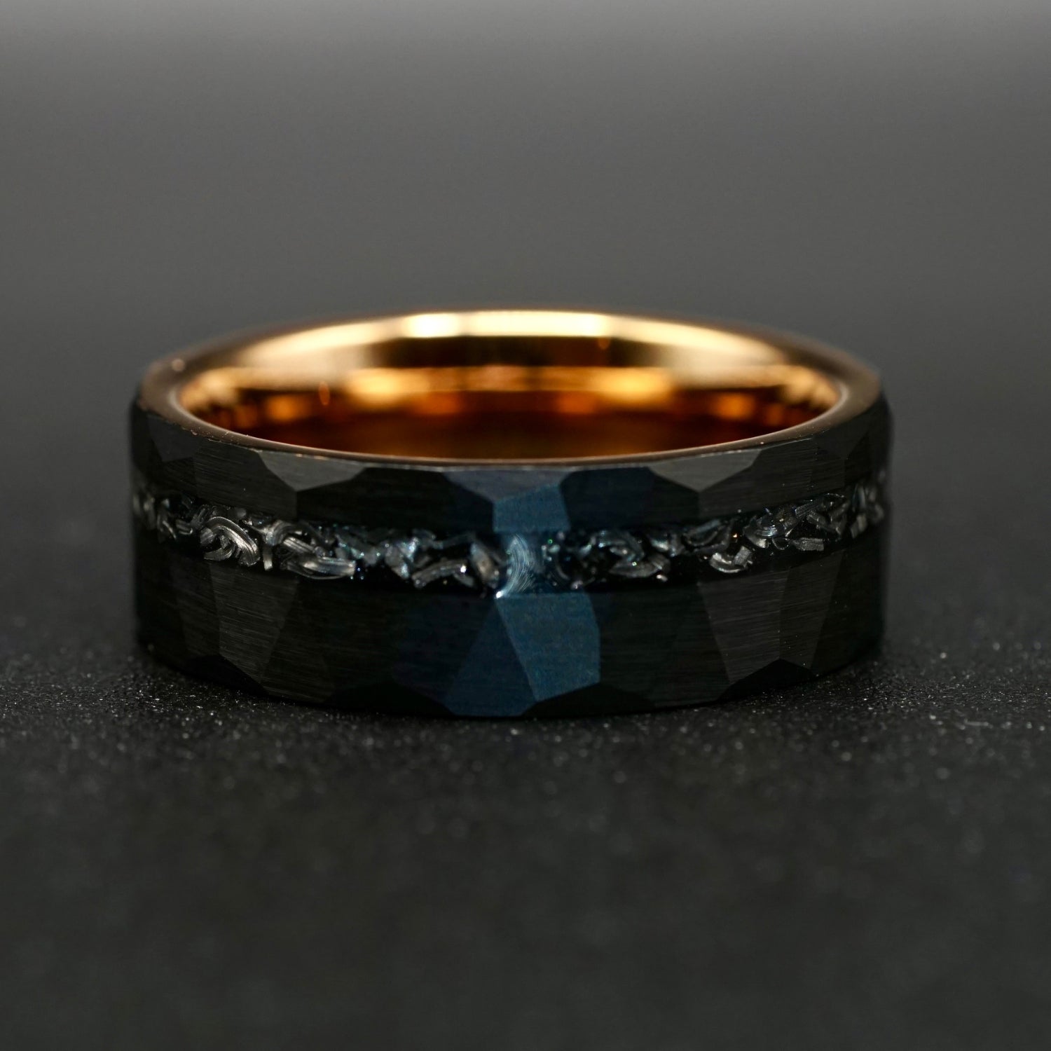 Schwarzer gehämmerter Meteoritenring mit Roségold 8 mm