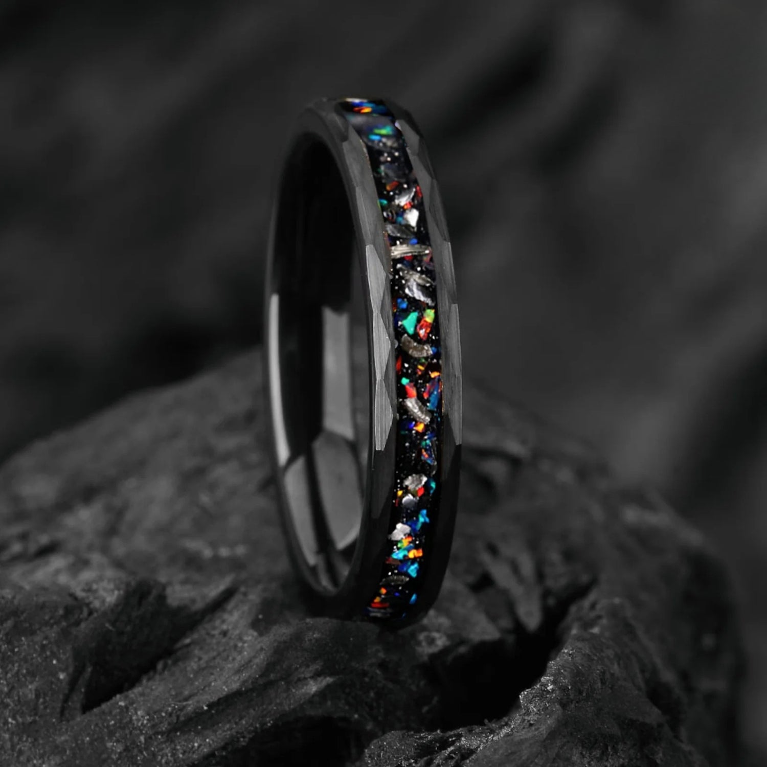 Schwarzer Meteoritenring mit Galaxie-Opal – 4 mm