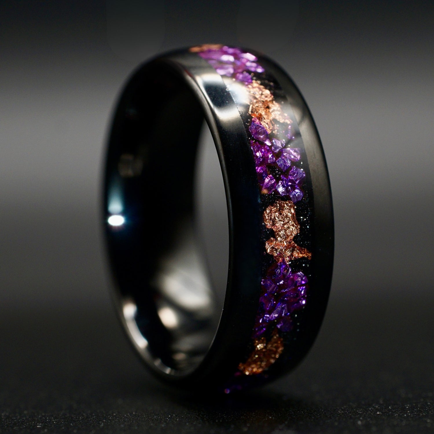Wolframring mit lila Opal und Blattgold – 8 mm