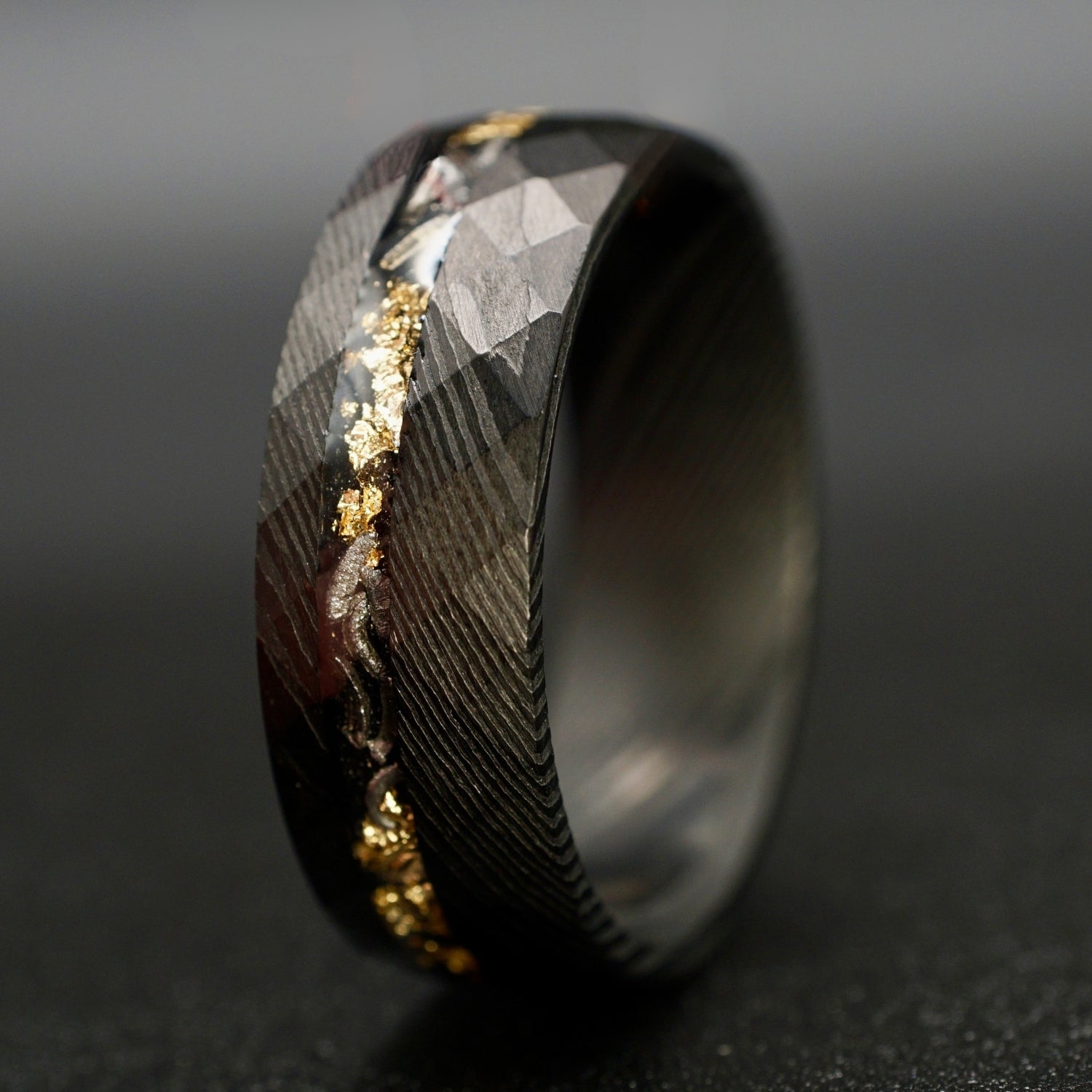 Schwarzer Wolframring mit Damast-Optik, Meteoriteneinlage und Goldakzent – 8 mm