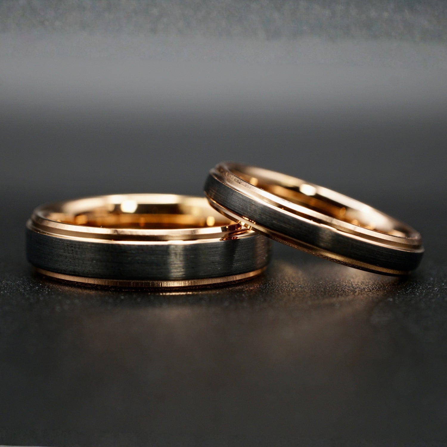 Schwarzer gehämmerter Wolframring mit goldener Seele – 4 mm/6 mm