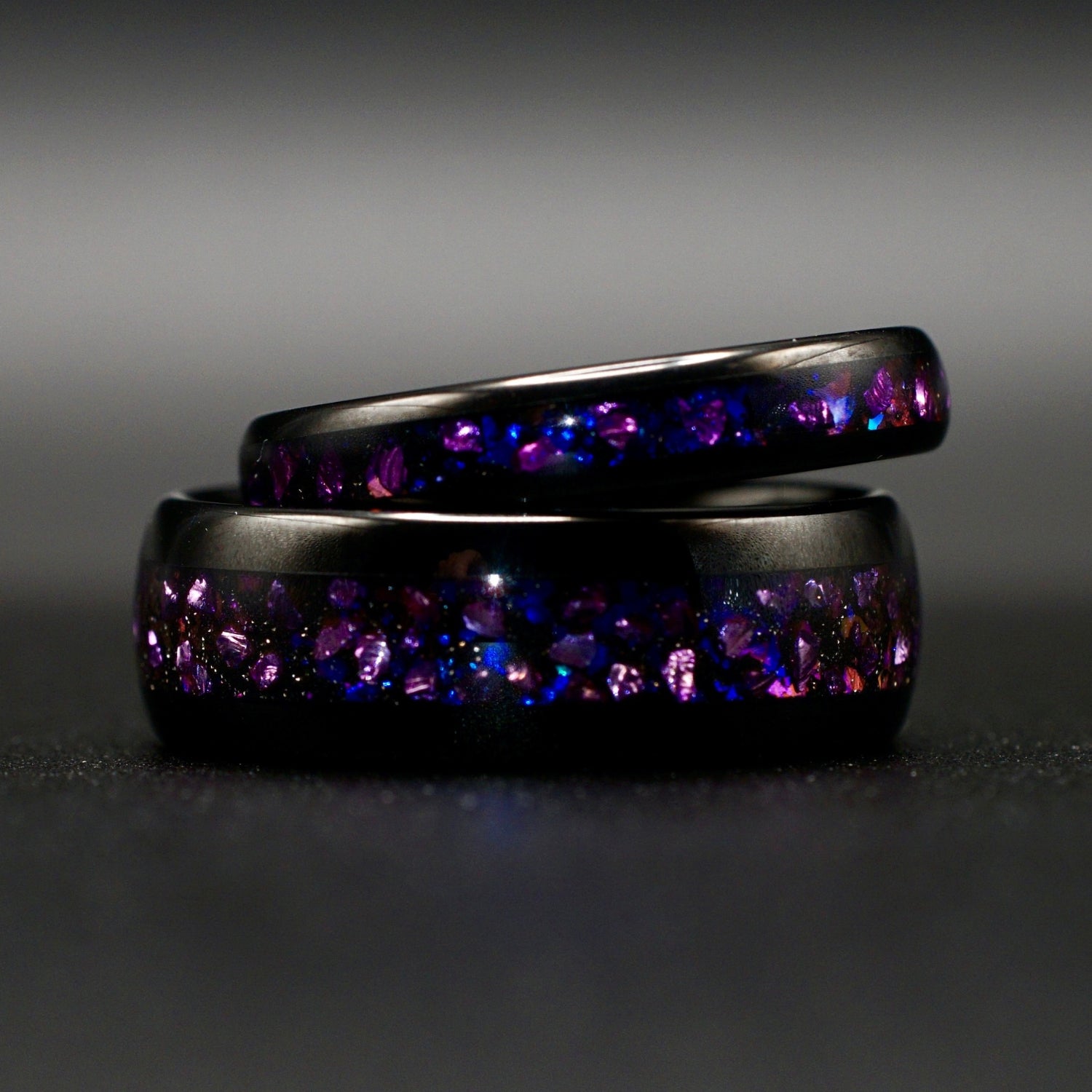 Wolframring mit lila Opal – 4 mm/8 mm