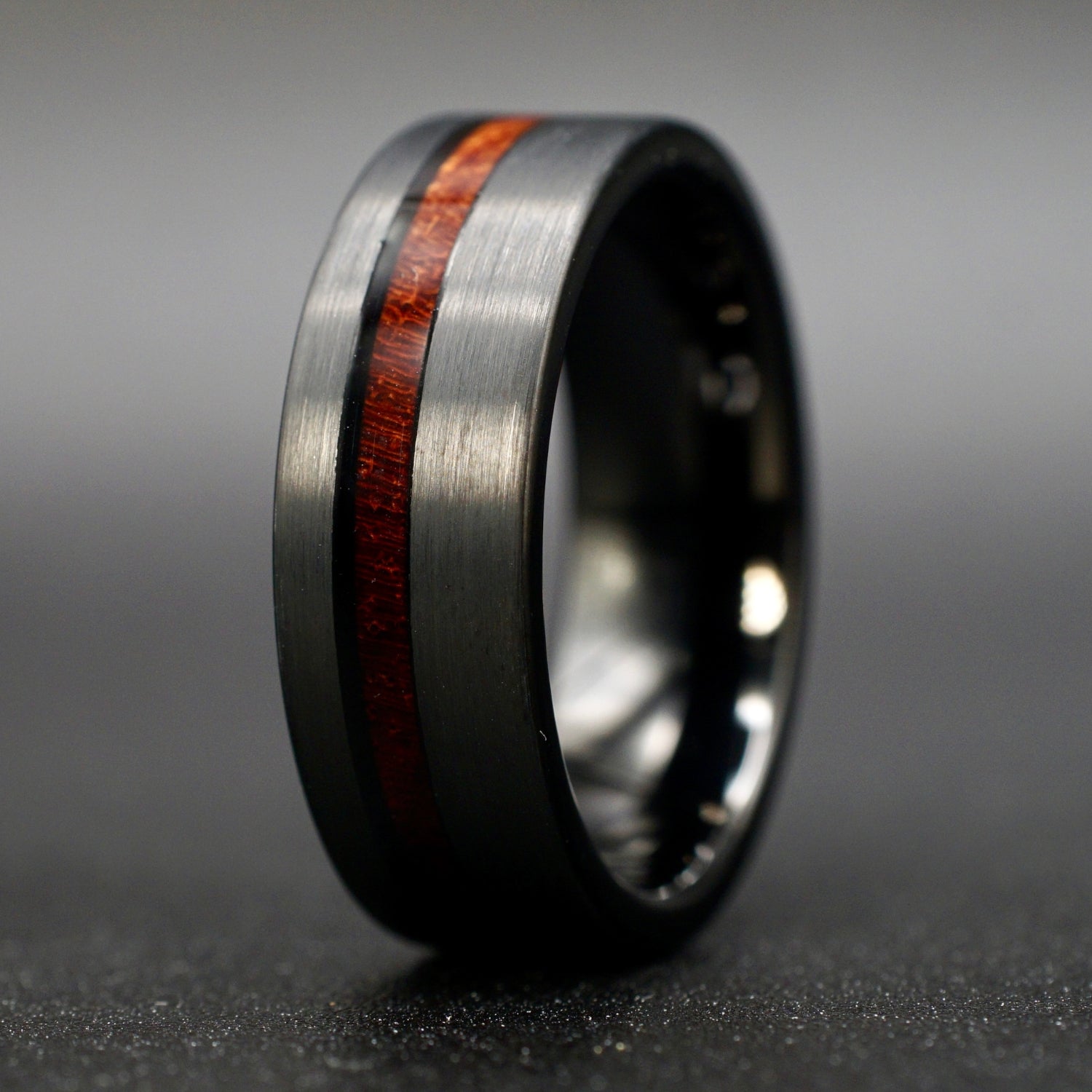 Schwarzer Wolframcarbid Ring mit Holzeinlage 8mm