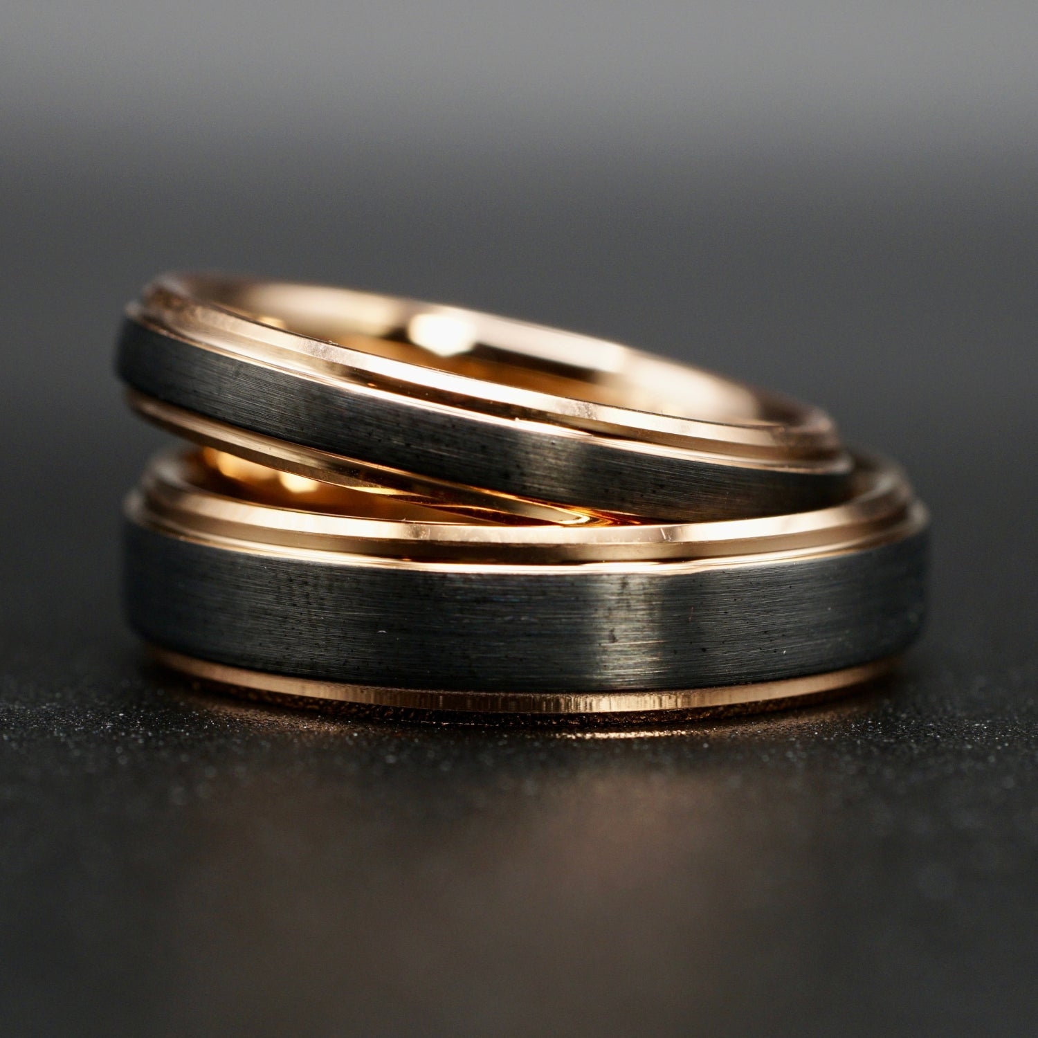 Schwarzer gehämmerter Wolframring mit goldener Seele – 4 mm/6 mm