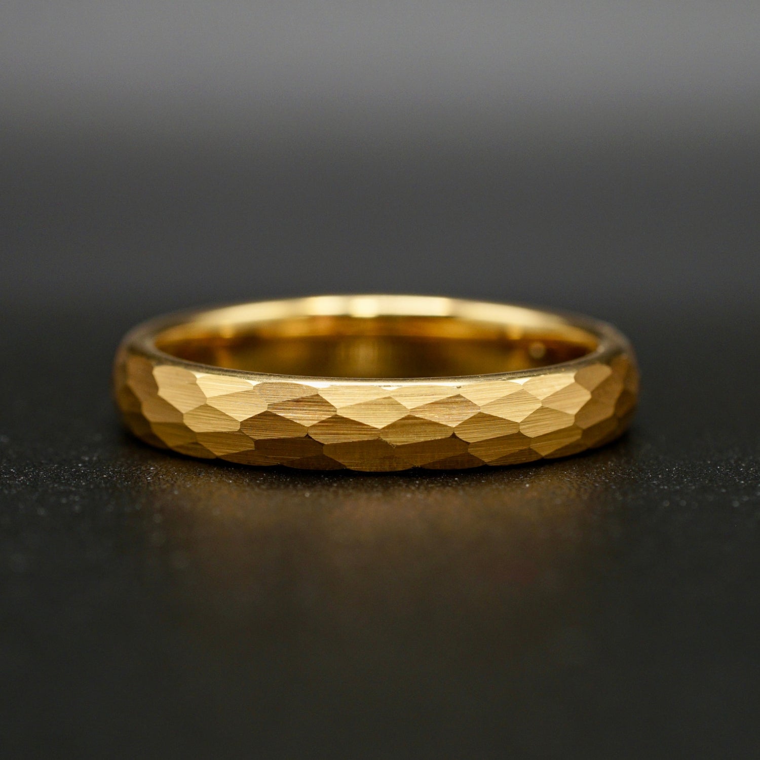 Detailaufnahme gehämmerte Oberfläche – Wolframring Gelbgold