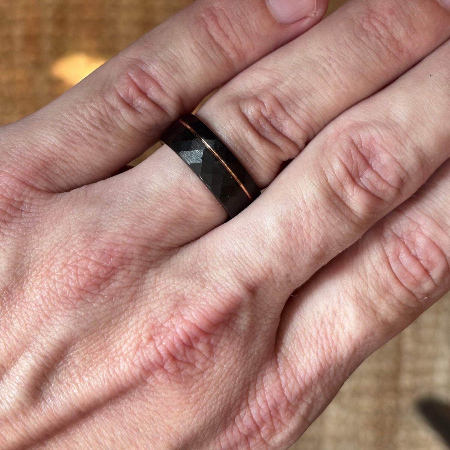 Helios Ring – Schwarzer gehämmerter Ring mit Roségold